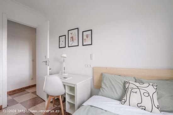  Se alquila habitación en estupendo piso situado en Madrid - MADRID 