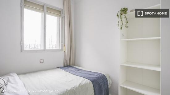 Se alquila habitación en estupendo piso situado en Madrid - MADRID