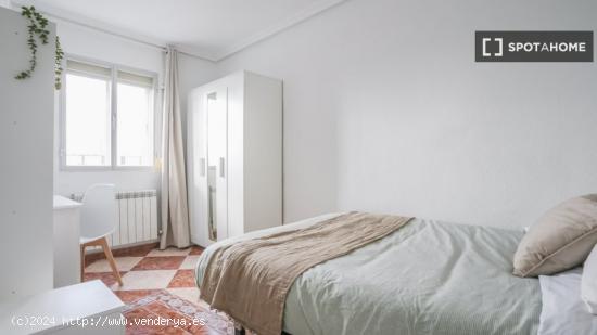 Se alquila habitación en estupendo piso situado en Madrid - MADRID