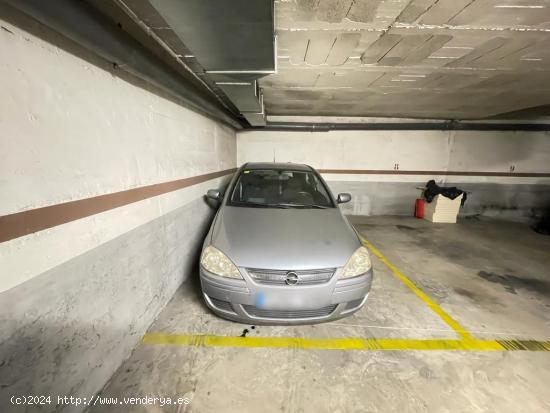  Plaza de parquing para coche mediano en la zona del Bonpreu - BARCELONA 