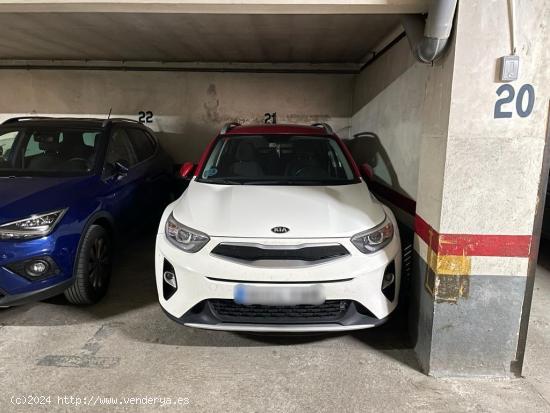  Plaza de parquing para coche mediano en la zona de la Passio - BARCELONA 