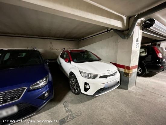 Plaza de parquing para coche mediano en la zona de la Passio - BARCELONA