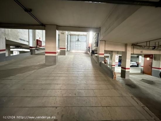 Plaza de parquing para coche mediano en la zona de la Passio - BARCELONA