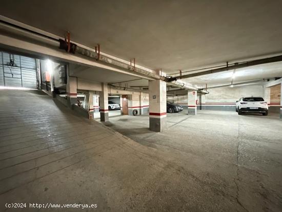 Plaza de parquing para coche mediano en la zona de la Passio - BARCELONA