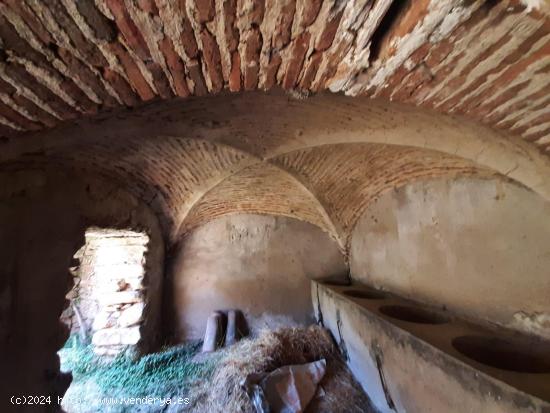 Gran casa con patio y pozo en Valdefuentes - CACERES