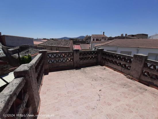 Gran casa con patio y pozo en Valdefuentes - CACERES