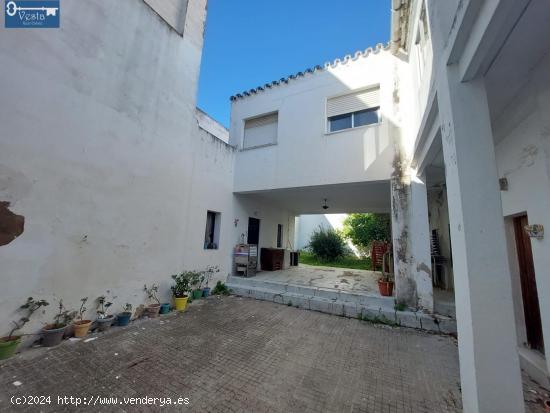 CASA CON JARDÍN EN EL CENTRO - CADIZ