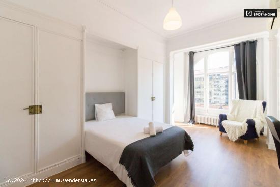  Alquiler de habitaciones en piso de 8 habitaciones en Barcelona - BARCELONA 