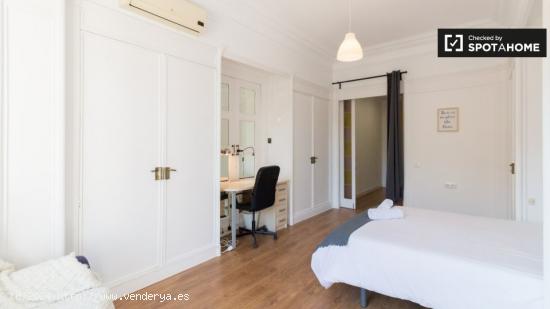 Alquiler de habitaciones en piso de 8 habitaciones en Barcelona - BARCELONA