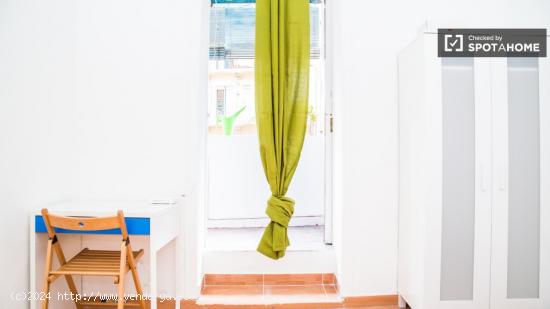 Habitación acogedora con vista al patio en piso compartido, El Raval. - BARCELONA