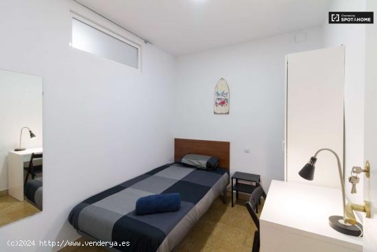  Se alquilan habitaciones en un apartamento de 5 dormitorios en El Raval - BARCELONA 