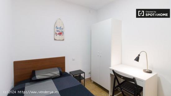 Se alquilan habitaciones en un apartamento de 5 dormitorios en El Raval - BARCELONA