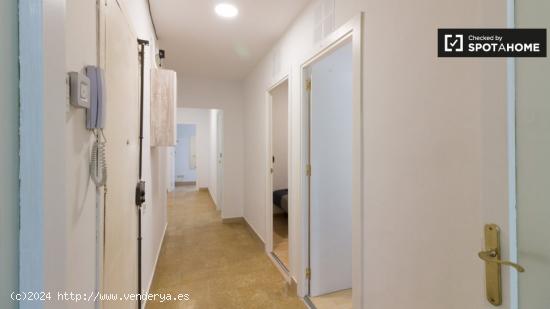 Se alquilan habitaciones en un apartamento de 5 dormitorios en El Raval - BARCELONA