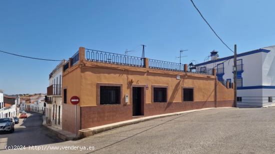 CASA CON PATIO Y TERRAZA DE 3 DORMITORIOS EN CHELES ( BADAJOZ ) - BADAJOZ