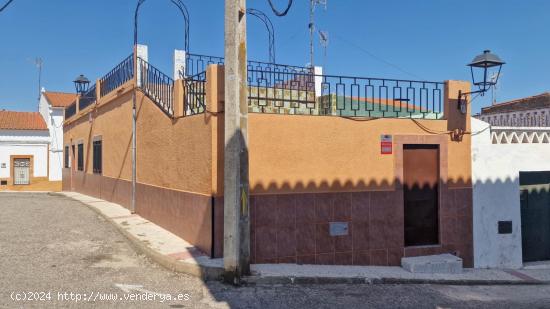 CASA CON PATIO Y TERRAZA DE 3 DORMITORIOS EN CHELES ( BADAJOZ ) - BADAJOZ