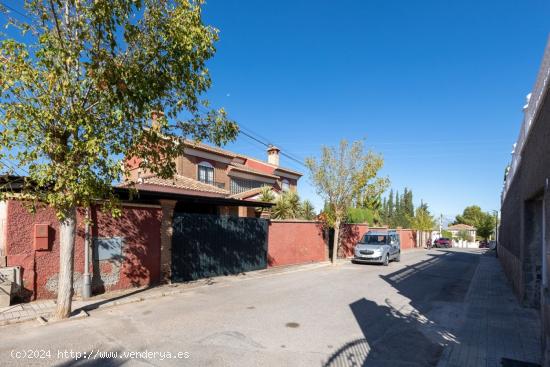 Impresionante villa de cuatro plantas en Urbanización los Cerezos de Gojar!! - GRANADA