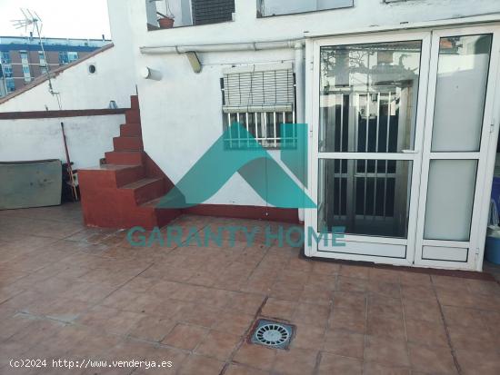 ¡CASA SEMIAMUEBLADA EN ALQUILER EN ZONA PUENTE SAN FRANCISCO, CÁCERES, CON AMPLIO PATIO! 🏡✨ -