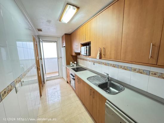 APARTAMENTO SEMINUEVO EN EL CENTRO DE TORREVIEJA DE 121 M2. 3 DORM. 2 BAÑOS. PLAYA A 650 METROS. - 