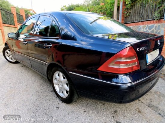 Mercedes Clase C C 220 CDI ELEGANCE KLIMATIZADOR A/C-NACIONAL de 2001 con 387.000 Km por 3.300 EUR. 