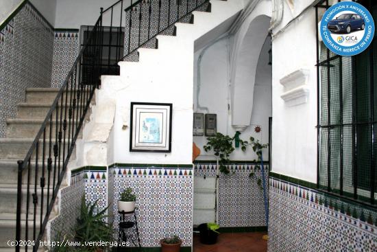 CASA DE VECINOS CON 8 APARTAMENTOS - CADIZ