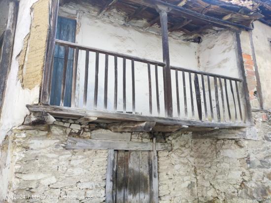 CASA DE PIEDRA CON TERRENO PARA REFORMAR EN TORAL DE LOS VADOS - LEON