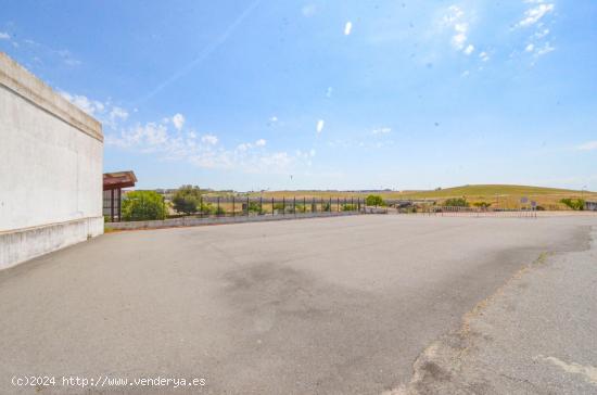 Urbis te ofrece un solar con nave y oficinas en alquiler en Aldeatejada, Salamanca. - SALAMANCA