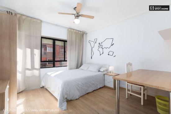  Elegante habitación en alquiler en apartamento de 3 dormitorios en Jesús - VALENCIA 