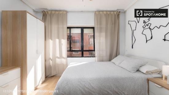 Elegante habitación en alquiler en apartamento de 3 dormitorios en Jesús - VALENCIA