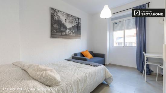 Acogedora habitación en alquiler en apartamento de 4 dormitorios en El Cabanyal. - VALENCIA