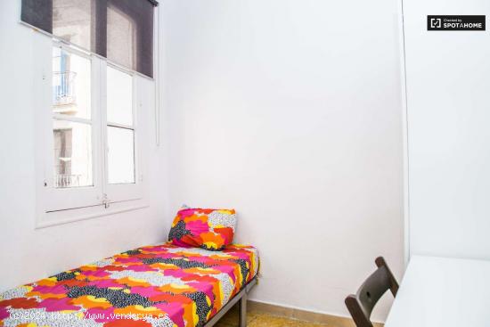  Habitación luminosa con armario independiente en piso compartido, El Raval - BARCELONA 