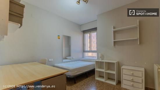 Se alquilan habitaciones en apartamento de 4 dormitorios en Algiros - VALENCIA