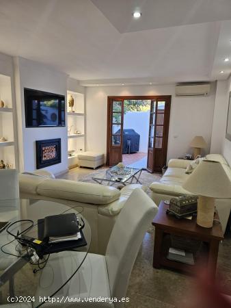 Encantadora Villa Adosada de 2 Dormitorios junto al Mar en una Comunidad Exclusiva - MALAGA