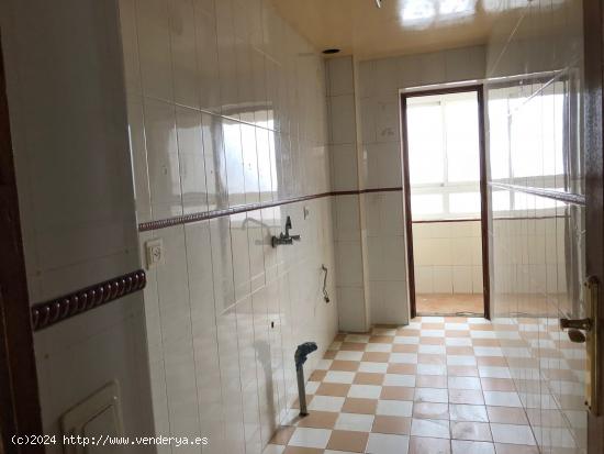 CASABANCO VENDE PISO DE  TRES DORMITORIOS EN ALMENDRALEJO - BADAJOZ