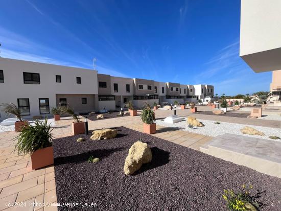 Vivienda de dos plantas con jardín privado y piscina. - ALMERIA