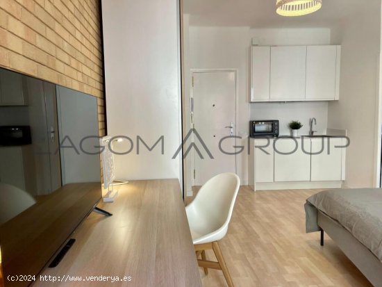 ALTO Y LUMINOSO ÁTICO-LOFT DE 26M2 CON BALCÓN Y VISTAS AL PG. DEL BORN EN ST. PERE - SANTA CATARIN