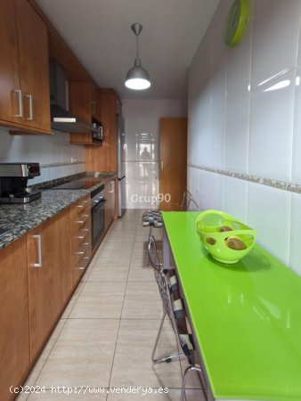 EXCELENTE PISO AMUEBLADO DE 3 HABITACIONES CON PARQUING.