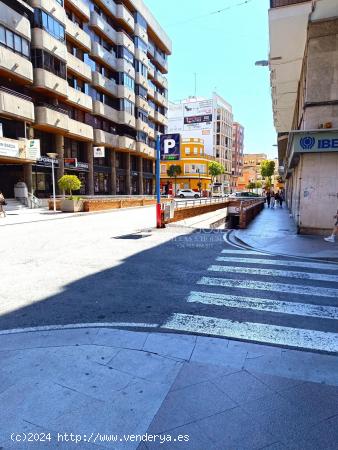 SE ALQUILA  LOCAL EN ENTRESUELO ALTILLO CON ENTRADA INDEPENDIENTE ZONA PISOS AZULES ELCHE - ALICANTE