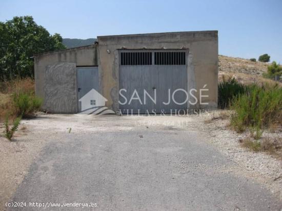 Inmobiliaria San Jose vende NAVE con terreno terciario en Hondón de las Nieves. - ALICANTE