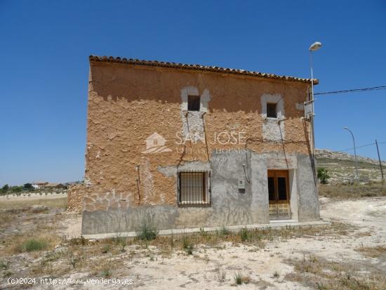 VENTA DE CASA SOLARIEGA TIPICA ESPAÑOLA, EN TORRE DEL RICO, JUMILLA, CON 10.000 M2 DE PARCELA. - MU