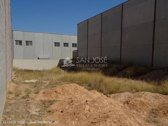 VENTA DE PARCELA INDUSTRIAL EN POLÍGONO DE HONDÓN DE LAS NIEVES-ALICANTE - ALICANTE