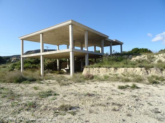 SE VENDE PARCELA DE 10000 M2 CON ESTRUCTURA PARA UN CHALET DE 400 M2 ZONA BORISA EN ASPE - ALICANTE