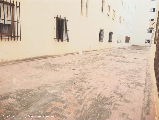 SE VENDE LOCAL COMERCIAL EN TORREVIEJA - ALICANTE