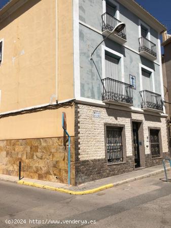 SE VENDE ESPECTACULAR CASA A TRES CALLES EN PLENO CENTRO DE NOVELDA (ALICANTE) - ALICANTE