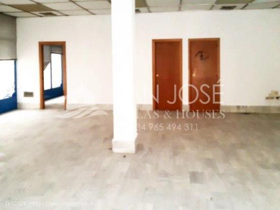 SE VENDE LOCAL COMERCIAL EN LA ZONA DE LA IGLESIA DE MONOVAR - ALICANTE