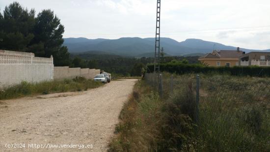 SE VENDE PARCELA EN FINCA TEROL VALLADA CON LUZ Y AGUA EN LA PUERTA - ALICANTE