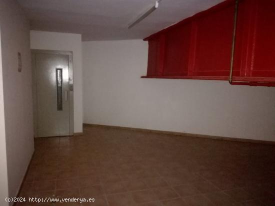 SE VENDE LOCAL GRANDE EN MUY BUENA ZONA PEGADO AL HOSPITAL - ALICANTE