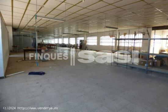 NAVE INDUSTRIAL DE 2800 M2 EN PLENO CENTRO, A 3 MINUTOS ANDANDO DE LA PLAZA DEL AYUNTAMIENTO - BARCE