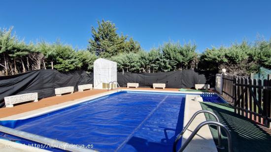 Chalet con piscina en Eurovillas - MADRID