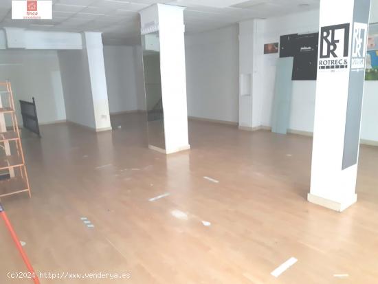 MONTIJO, ALQUILER LOCAL COMERCIAL 107 M2 + SOTANO DE 107 M2, ESCAPARATE AMPLIO Y LUMINOSO, ZONA PASO