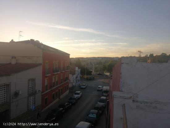  PISO EN EL CASCO ANTIGUO DE BADAJOZ, JUNTO A LA FUENTE DE LOS TRES POETAS Y PUENTE DE LA AUTONOMÍA  